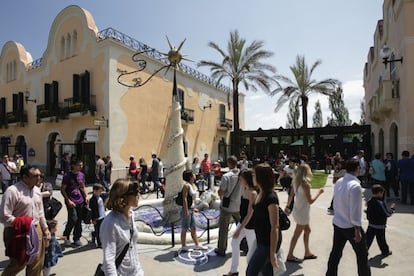 Clientes en el outlet La Roca Village (Barcelona)