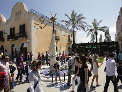 Clientes en el outlet La Roca Village (Barcelona)