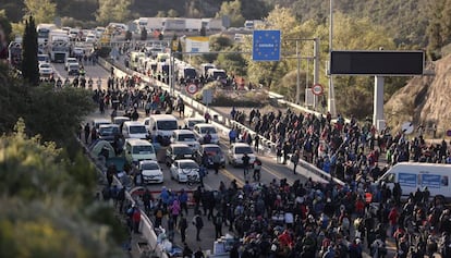 Corte de la frontera francesa por la AP-7, este martes.