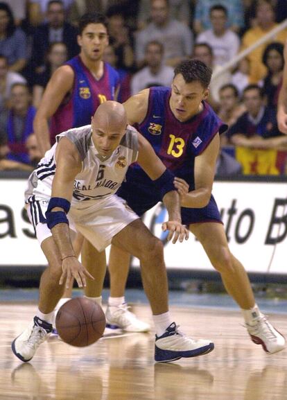 Djordjevic y Jasikevicius en un partido en junio de 2001.