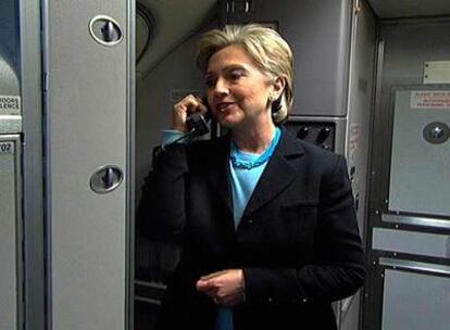 Hillary Clinton habla al pasaje en el avión de campaña.