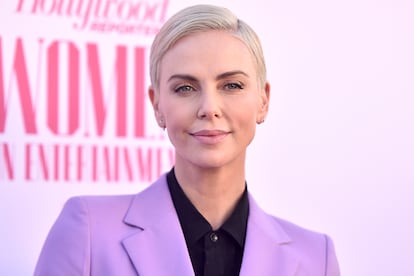 Charlize Theron – La sudafricana tuvo la suerte de ver cómo su “héroe de la infancia”, Tom Hanks, se convertía también en la primera estrella de Hollywood que apostaba por ella para que abandonara el modelaje y probara suerte en la interpretación. “Para mí era como mi novio. Cuando tenía ocho años caminaba por ahí como si fuera una de las chicas de sus películas. ¡Normal que tenga una orden de alejamiento de su esposa!”, bromeó en una aparición en la televisión italiana. La amistad entre ellos es tal que Theron fue la encargada de presentar el premio Cecil B. DeMille a toda su carrera que recibió Hanks el pasado año en los Globos de Oro.