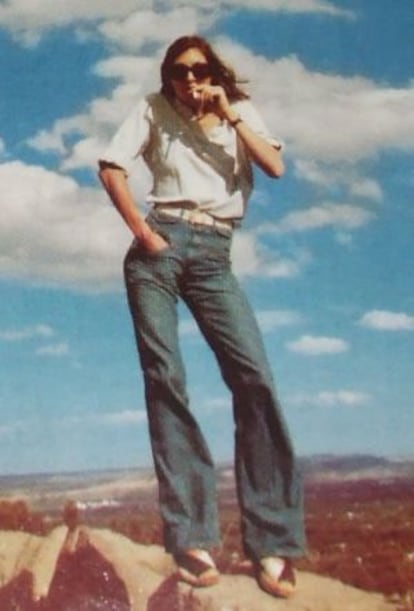 Anjelica Huston posa imitando al hombre del anuncio de Malboro en Montana (1975).