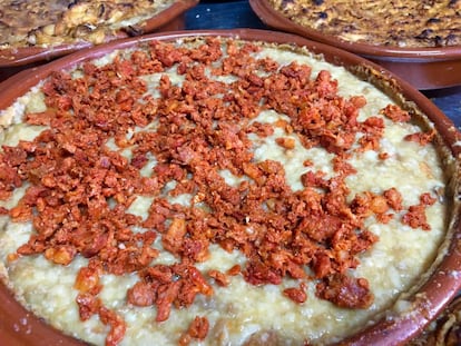 DESPUÉS DE AÑADIR LAS JIJAS O PICADILLO DE CERDO, ANTES DE REVOLVER / CAPEL