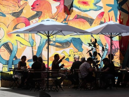 Clientes de una terraza de Lavapiés, el barrio de Madrid donde Podemos obtuvo su mayor porcentaje de voto en las elecciones generales del 28 de abril.