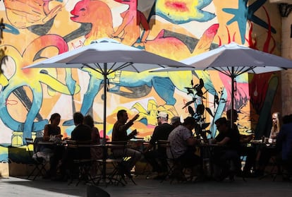 Clientes de una terraza de Lavapiés, el barrio de Madrid donde Podemos obtuvo su mayor porcentaje de voto en las elecciones generales del 28 de abril.