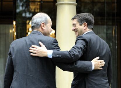 El <i>lehendakari</i> con el vicepresidente y ministro de Política Territorial, Manuel Chaves, el pasado mes de mayo en Ajuria Enea.