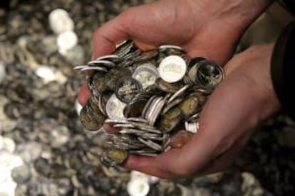 En la imagen, monedas de dos euros recién acuñadas en el Staatliche Muenze en Berlín (Alemania). EFE/Archivo