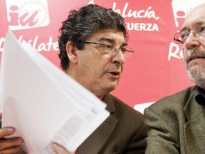 El vicepresidente de la Junta y coordinador de IU, Diego Valderas, y el presidente de la comisión de investigación de los ERE, Ignacio García (derecha).