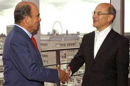 Emilio Botín y Luqman Arnold cerraron en 2004 el acuerdo de compra de Abbey National por el Santander.