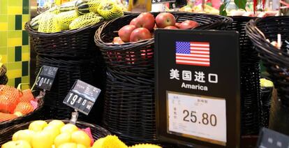 Frutas de Estados Unidos a la venta en un mercado de Pekín, la capital de China.