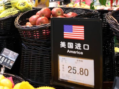 Frutas de Estados Unidos a la venta en un mercado de Pekín, la capital de China.