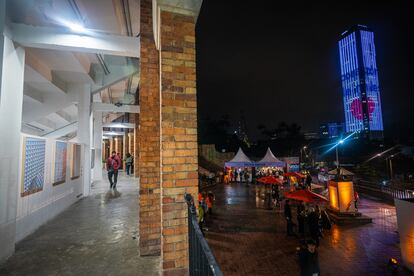 La feria también hará presencia en el Planetario de Bogotá, a unos metros de la plaza. Allí estará Voltaje, el Salón de Arte y Tecnología que complementa la oferta artística