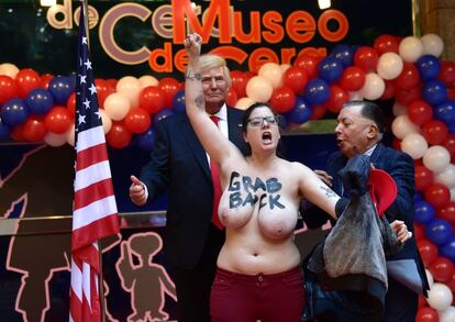 La activista de Femen Begoña Martínez protesta ante la escultura de Donald Trump en el Museo de Cera de Madrid en enero de 2017.