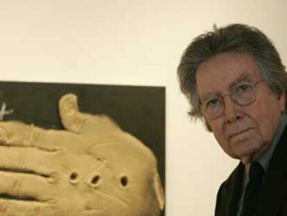 Antoni Tàpies, ante su obra <i>Mà foradada</i> (2006) en la galería Soledad Lorenzo de Madrid.