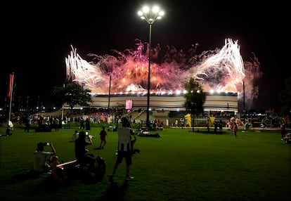 Los fuegos artificiales iluminan el cielo sobre el estadio.