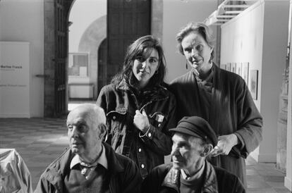 Keta Vieitez (de pie a la izquierda), con la fotógrafa Martine Franck. Sentados, Henri Cartier-Bresson (izquierda) y Virxilio Vieitez, en Salamanca en 2001.