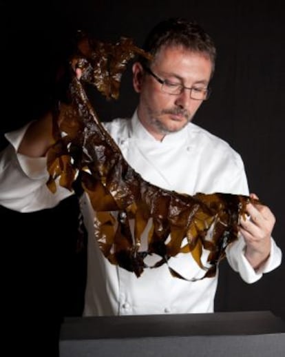 Andoni Luis Aduriz, con algas de su caja sorpresa.