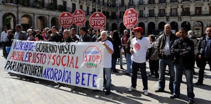 Concentración de Stop Deshaucios este lunes frente al Ayuntamiento de Vitoria.