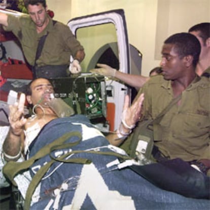 Uno de los heridos en el atentado de Beisán es evacuado en ambulancia