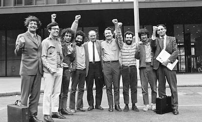 Retrato de los activistas políticos conocidos como "los siete de Chicago" y sus abogados posando frente a los juzgados en 1969. Son, desde la izquierda: Leonard Weinglass, Rennie Davis, Abbie Hoffman, Lee Weiner, David Dellinger, John Froines, Jerry Rubin, Tom Hayden y William Kunstler.