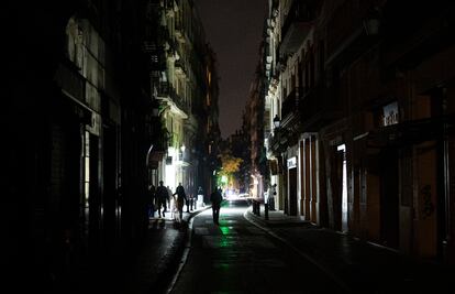 El centro de la ciudad de Barcelona sin luz durante el apagón, el 28 de abril. 