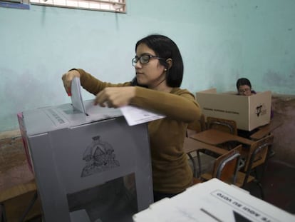 Una mujer vota en Honduras este domingo