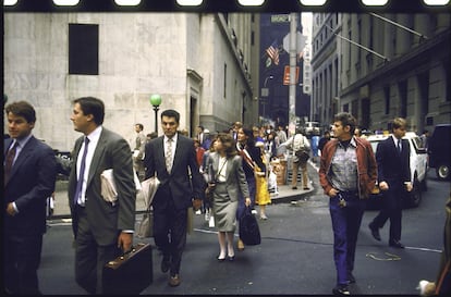 Trabajadores de Wall Street regresan a casa tras el lunes negro (el 19 de octubre de 1987).