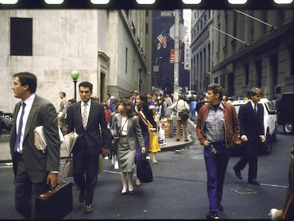 Trabajadores de Wall Street regresan a casa tras el lunes negro (el 19 de octubre de 1987).