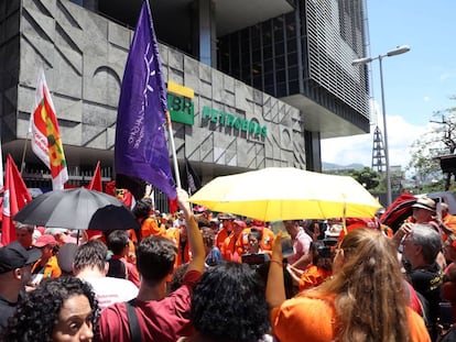 Protestas de trabajadores de Petrobras en Río de Janeiro. 