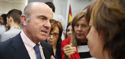 El ministro de Economía y Competitividad, Luis de Guindos, atiende a los medios de comunicación.