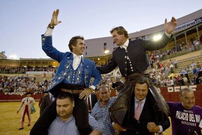 GRA635. JEREZ DE LA FRONTERA. 14/05/2015.- Los rejoneadores Pablo Hermoso de Mendoza (i) y Ferm&iacute;n Boh&oacute;rquez (d) salen a hombros tras el festejo de rejones que han ofrecido hoy en Jerez (C&aacute;diz). EFE/Rom&aacute;n R&iacute;os.