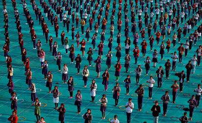 Los escolares asisten a una sesión de yoga en el último día de un campamento de una semana en Ahmedabad (India).