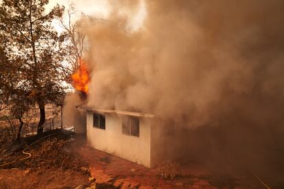 Según el departamento del Alguacil del condado de Riverside, más de 1.500 familias han sido evacuadas ante el riesgo de que las llamas consuman sus viviendas. En la imagen, una casa incendiada en Hemet, el 6 de septiembre de 2022. 