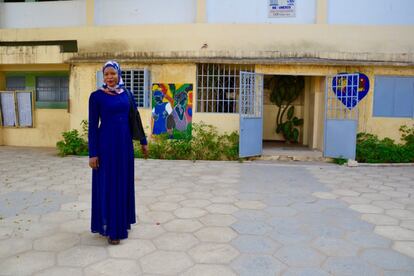 Ndella Ndiour ante el nuevo colegio de Dakar donde ha sido transladada y en el que ha comenzado un proyecto de prevención del embarazo juvenil.