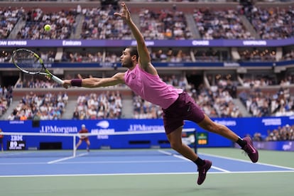 Alcaraz devuelve un saque de Sinner en la final del US Open de este domingo.