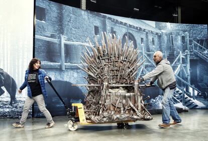 The replica of the Iron Throne, which visitors to the ‘Game of Thrones’ exhibition will be able to sit on, arrives at Matadero de Madrid early Monday afternoon.