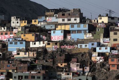 Pintadas y cárteles en favor de Keiko Fujimori, en un barrio de infraviviendas en Lima.