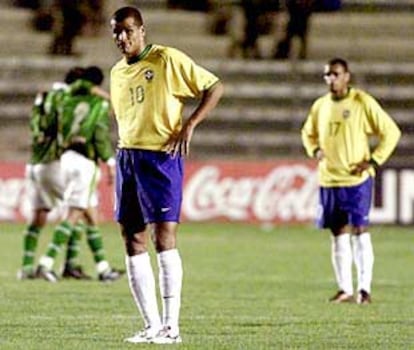 Rivaldo y Denilson, desolados tras uno de los goles de Bolivia.