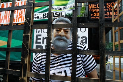 El expresidente fue condenado a 9 años y medio de cárcel por corrupción y blanqueo de dinero, según la sentencia dictada el 12 de julio de 2017 por el juez Sérgio Moro. En la imagen, opositores de Lula celebran su encarcelamiento, en Brasilia, el 3 de abril de 2018. 