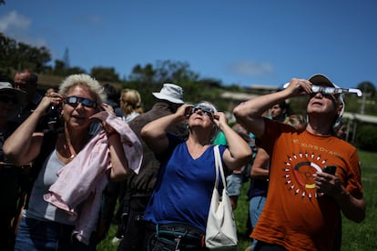 Un grupo de personas se prueban unas gafas protectoras especiales para observar el eclipse solar en el área del monumento arqueológico Hanga Piko, en el parque nacional Rapa Nui, en la Isla de Pascua, Chile. 