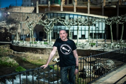 El cocinero Chema de Isidro, con el restaurante La Cascada de La Raspa a lo lejos. 