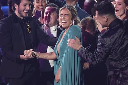 Artistas felicitan a Karol Gantes de subir al escenario para recibir el Grammy por Mejor Artista Nueva en la gala número 19. Tras recoger el galardón en el escenario, señaló: "Cualquier mujer que está con mucho talento ahí detrás, que salga. Es el momento para nosotras".