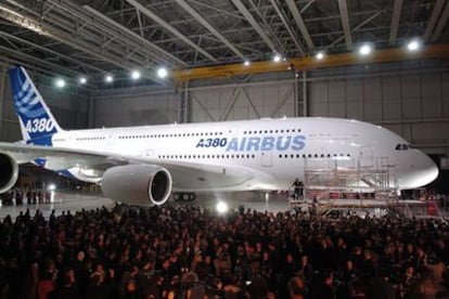 El coloso de Airbus, iluminado por fín tras una ceremonia audiovisual en la que han participado los líderes de Reino Unido, Francia, Alemania y España.