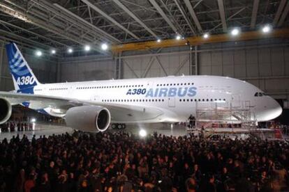 El coloso de Airbus, iluminado por fín tras una ceremonia audiovisual en la que han participado los líderes de Reino Unido, Francia, Alemania y España.