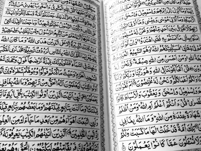 Un musulmán lee el Corán.