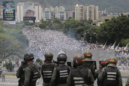 Policías antidisturbios controlan la manifestación contra Nicolás Maduro, en Caracas (Venezuela).