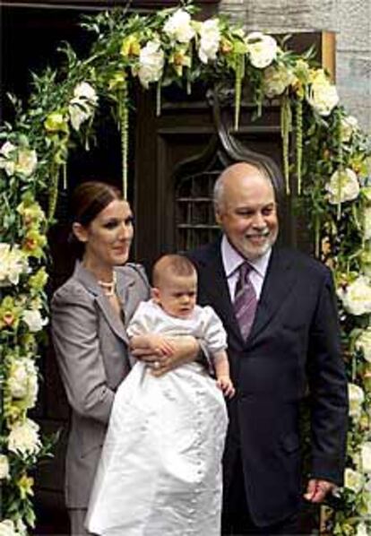 Celine Dion y Ren Angelil, con el peque?o Ren-Charles, ayer en la puerta de la baslica de N?tre-Dame de Montreal.