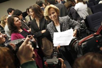 Elena Salgado, en el centro, tras la rueda de prensa del Consejo de Ministros de ayer.