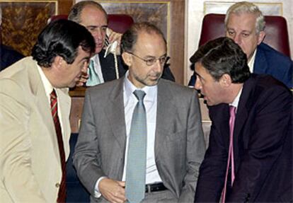 De izquierda a derecha, Francisco Álvarez-Cascos, Cristóbal Montoro y Ángel Acebes, en el Parlamento.